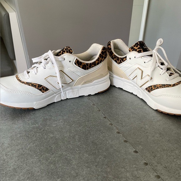 New Balance 997H Athletic Shoe - Big Kid - White / Leopard Size 7 (8/8.5 women) - Picture 3 of 8